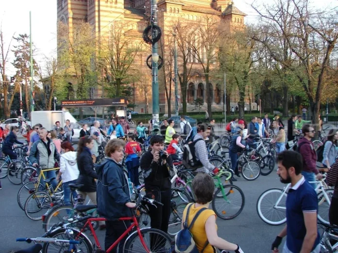 Sebastian Răducanu sare în apărarea bicicliștilor interziși în zona centrală. Cu ce soluții vine președintele PSD Timișoara VIDEO biciclisti earth hour 2014 24 jpg