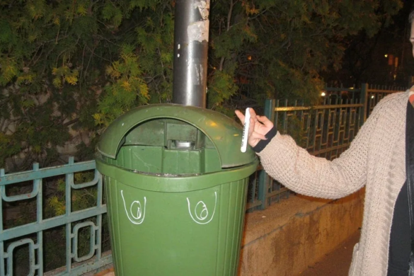 INCREDIBIL! Timişoreancă sancţionată de Poliţia Locală pentru că a făcut „ochi” unui coş de gunoi. Dar cu grafferii care distrug pereţi cum rămâne?