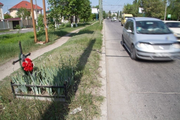 O vedetă din Timişoara a găsit soluţia pentru crucile de pe marginea drumurilor: „Merită să fie acuzaţi de CRIMĂ!”