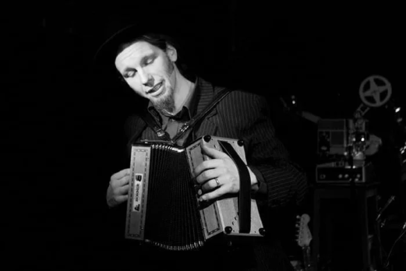 Poezie, muzică şi teatru în cadrul unui nou spectacol semnat Kindlein