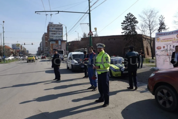 Poliţiştii timişeni continuă tradiţia: flori pentru şoferiţe FOTO/VIDEO