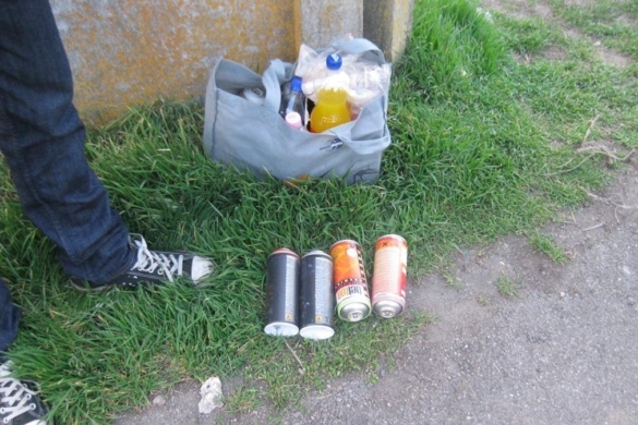 Prinși de poliție în timp ce mâzgăleau cu spray un gard de beton
