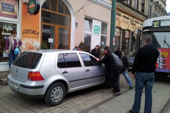 Nesimţiţii din traficul de pe la noi blochează circulaţia tramvaielor şi-i doare-n bască FOTO+VIDEO