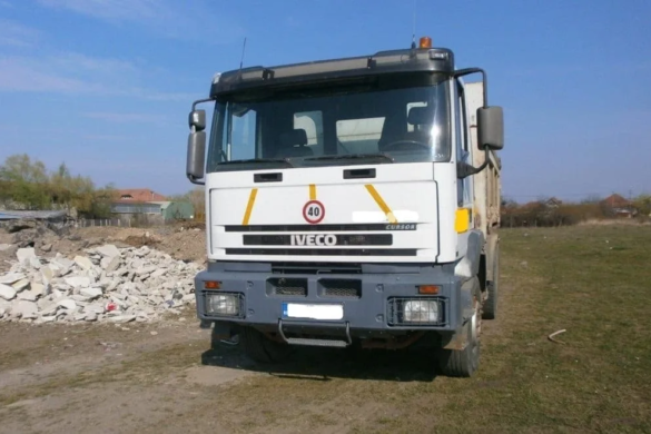 Câtă nesimţire şi tupeu! Un „gunoi”, prins de poliţiştii locali depozitând moloz, cu camionul, la marginea Timişoarei