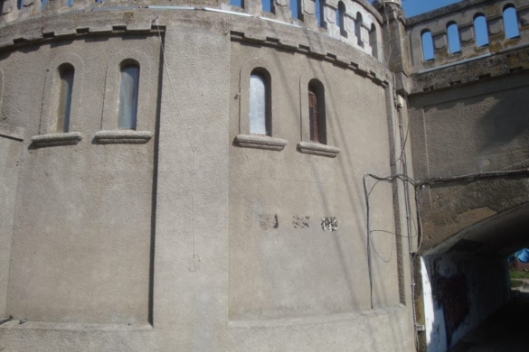 Plăci comemorative lipite cu… „scuipat pe obrazul timişorenilor”. Autorităţile locale şi-au bătut joc FOTO