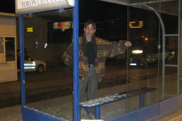 Bunul simţ nu are legătură cu vârsta. Timişorean surprins de poliţişti în timp ce vandaliza o staţie RATT