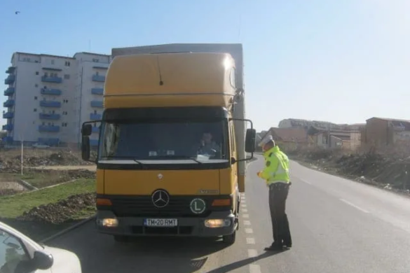 Cu TIRu’ între blocuri. Poliţiştii locali împart amenzi şoferilor de camioane care staţionează ilegal în oraş