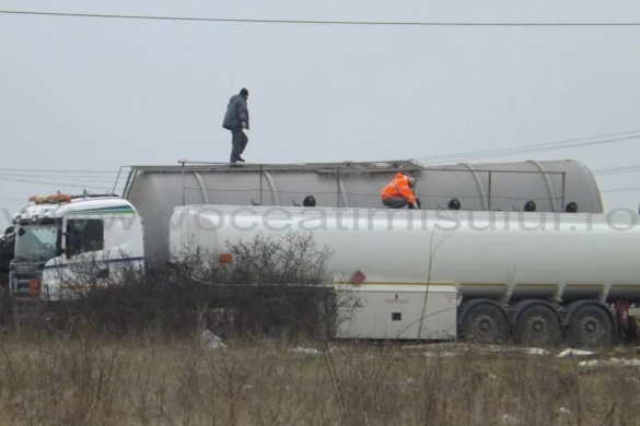 Tren deraiat la Moşniţa. A început golirea vagoanelor pline cu motorină şi ridicarea lor pe şine FOTO+VIDEO