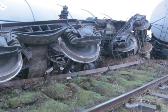 Vagoane-cisternă, pline cu motorină, deraiate lângă Timişoara. Unul s-a răsturnat FOTO
