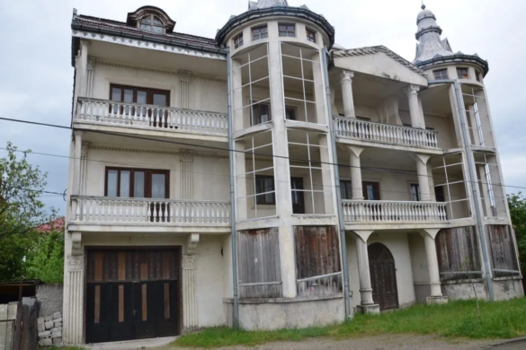 Primăria vrea să demoleze un palat țigănesc construit ilegal. Vezi cui îi aparține imobilul!