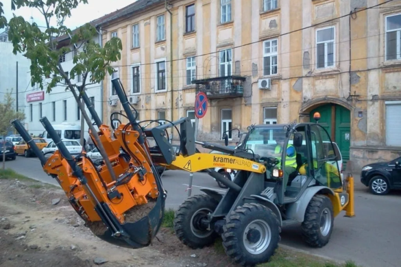 Robu s-a săturat să fie acuzat că taie copacii degeaba. A cumpărat un transplantor de arbori, în valoare de 70.000 de euro FOTO