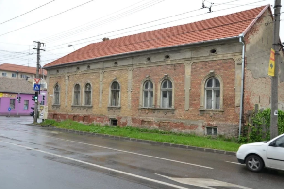 Situație penibilă la Primărie. Municipalitatea a renovat acoperișul unei clădiri ce trebuia dărâmată FOTO