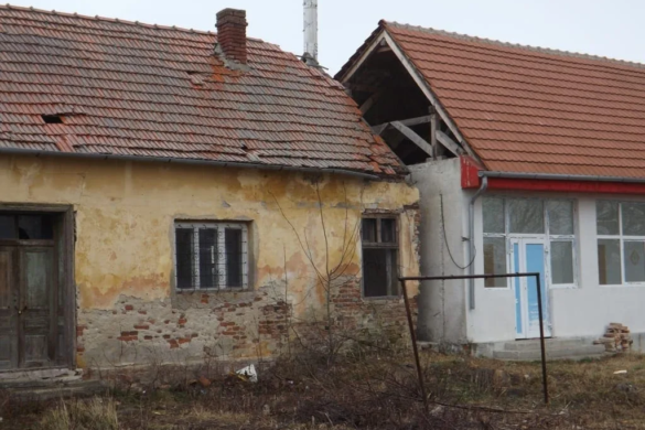 În şcoala din Berini, reabilitată în 2011, e frig şi plouă în clase. Primarului nu-i pasă de „şerpăria” din spatele clădirii! FOTO