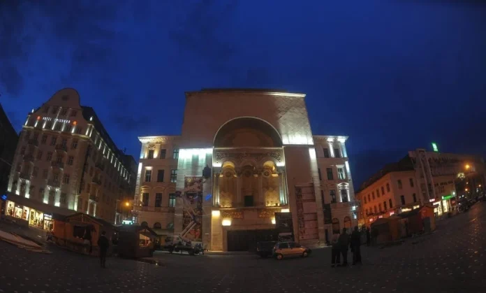 Clădirea Operei va fi iluminată artistic începând cu data de 9 iulie. Proiectul a costat 100.000 euro FOTO Duma 271 jpg