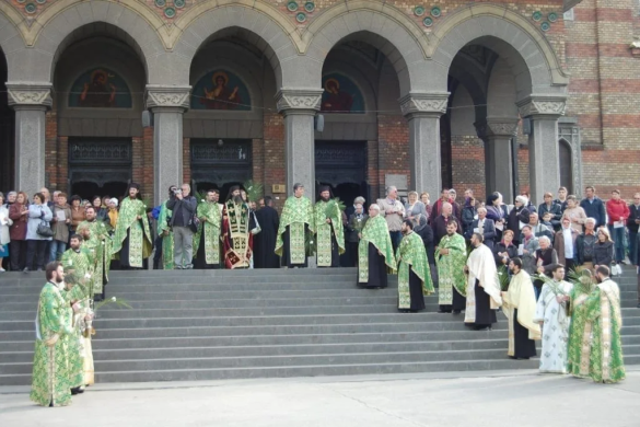 Sute de timişoreni au participat aseară la Pelerinajul Floriilor FOTO
