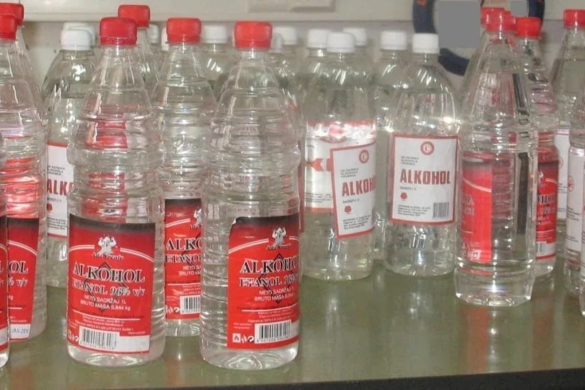 Femeie de 55 ani, traficantă cu țigări și alcool de contrabandă. Ce au găsit polițiștii la ea acasă