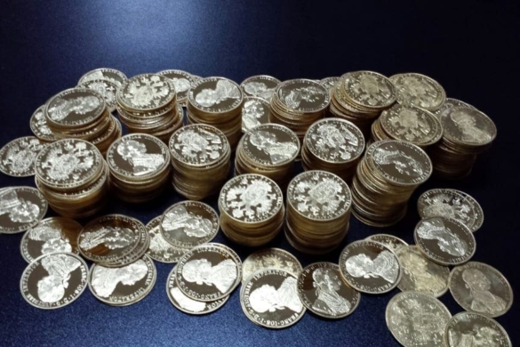 O AVERE! Peste 11 kg de monede din aur de 24 karate, descoperite de poliţiştii de frontieră din Cenad FOTO+VIDEO