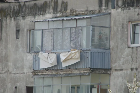 Ți-ai închis BALCONUL și-acum îți pui rufele la USCAT în casă? Vezi la ce PERICOL te expui!