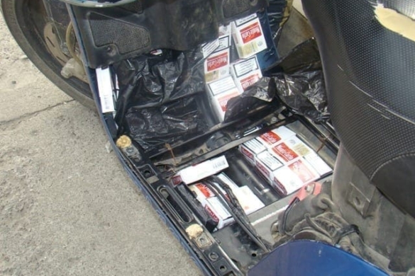 Contrabandă PE SCUTER! Doi mopedişti „ticsiţi” cu ţigări şi fără permis de conducere, prinşi de poliţiştii din Deta