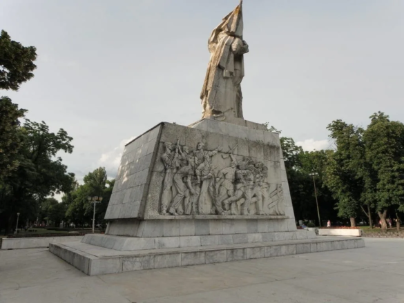 2 Monumentul Ostasului Roman Parcul Central 1 jpg 2 Monumentul Ostasului Roman Parcul Central 1 jpg