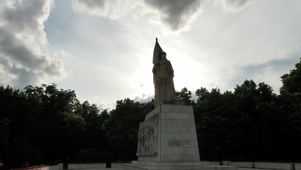 2-Monumentul-Ostasului-Roman-Parcul-Central-2