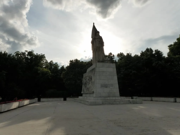 2 Monumentul Ostasului Roman Parcul Central 2 jpg 2 Monumentul Ostasului Roman Parcul Central 2 jpg
