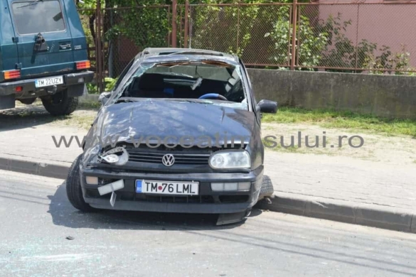 ACCIDENT ca-n filme pe Bulevardul Liviu Rebreanu. Un Vw Golf S-A DAT PESTE CAP după ce i s-a rupt un telescop, în viteză! FOTO+VIDEO