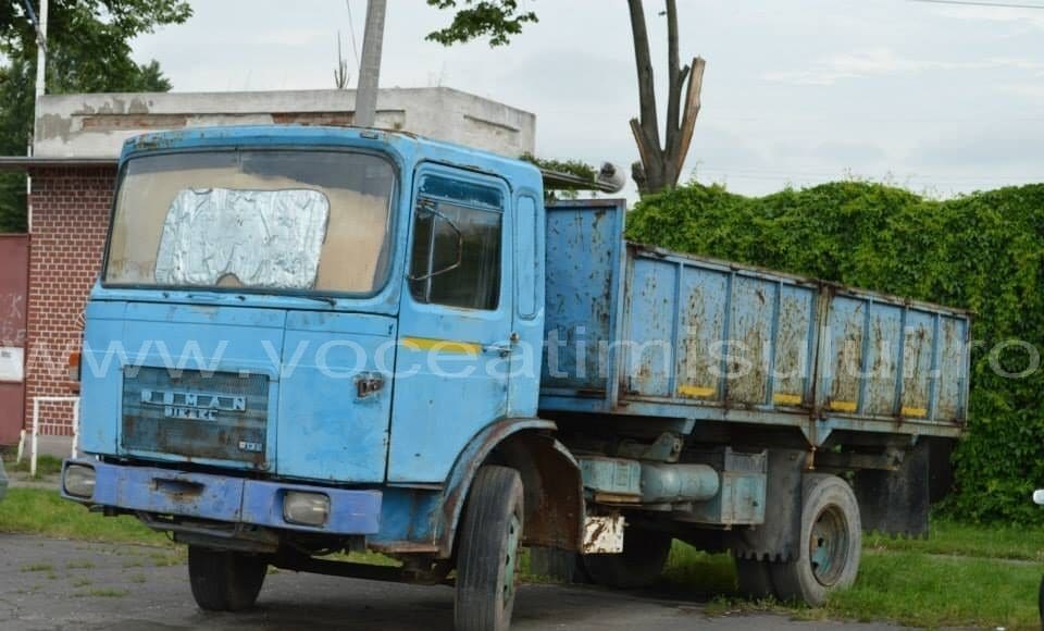 Autocamion-abandonat-pe-strada-Nera7