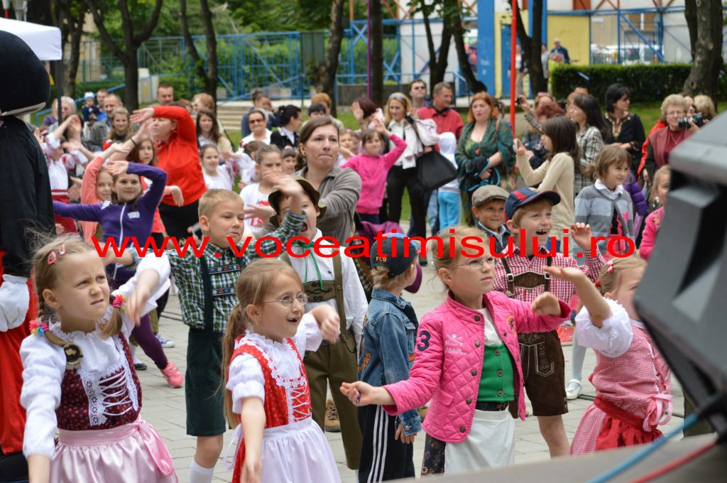 DISTRACŢIE maximă în Parcul Copiilor din Timişoara14 DISTRACŢIE maximă în Parcul Copiilor din Timişoara14