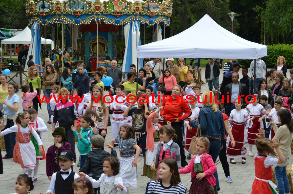 DISTRACŢIE maximă în Parcul Copiilor din Timişoara18 DISTRACŢIE maximă în Parcul Copiilor din Timişoara18