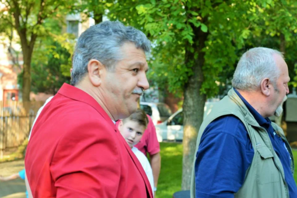 Florin Bîrsâșteanu a vizitat Cartierul Soarelui. Discursul său electoral a entuziasmat doar copiii