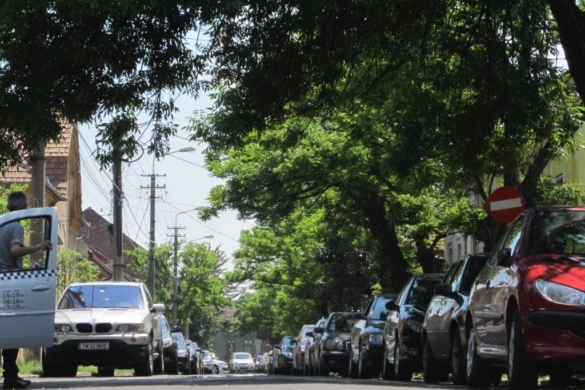 90 de locuri de parcare pe strada Corbului. Municipalitatea a renovat strada pe toată lungimea ei