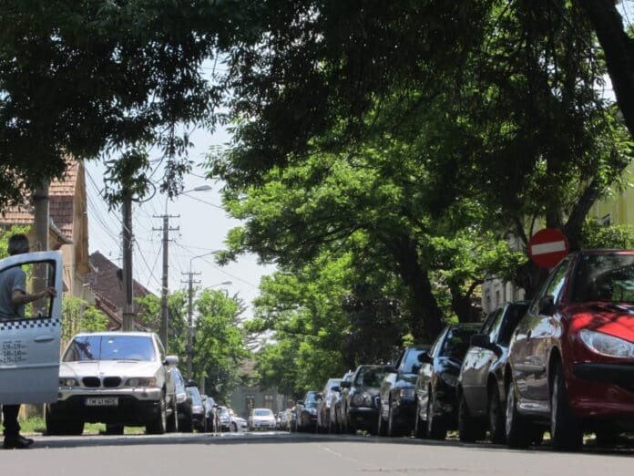 90 de locuri de parcare pe strada Corbului. Municipalitatea a renovat strada pe toată lungimea ei