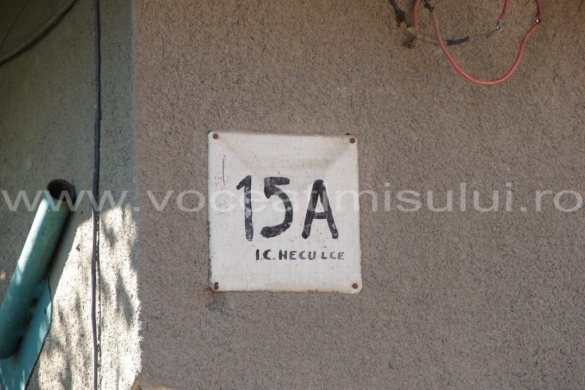 REMAT-ul s-a mutat în Timișoara? A pus STĂPÂNIRE pe o stradă din oraș, cu tot CU TROTUARE. Vezi cum își sfidează vecinii şi trecătorii FOTO