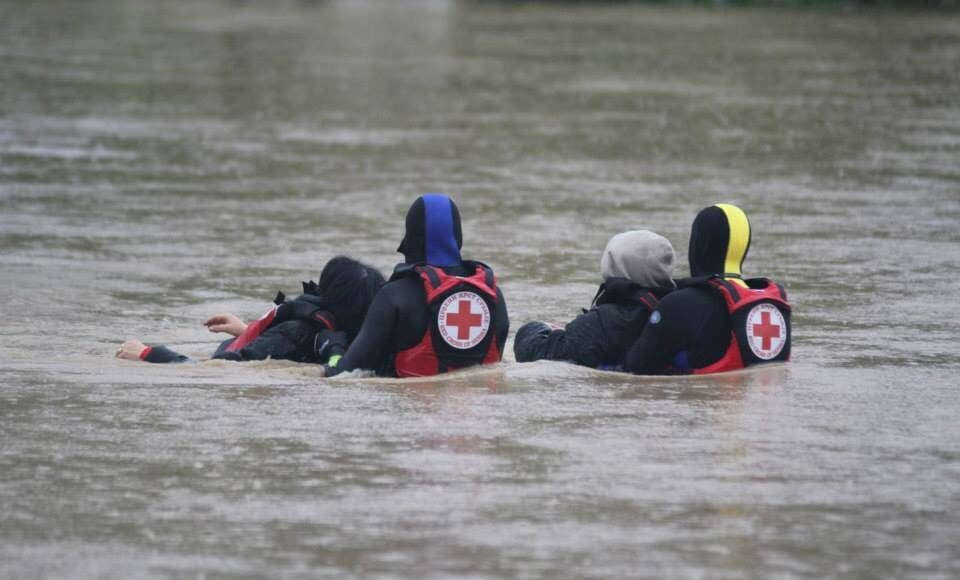 crucea-rosie-inundatii-salvatori-scafandri