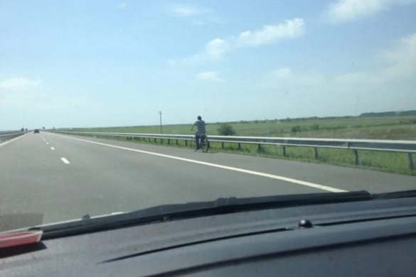 Un român „curajos” merge pe autostradă cu… bicicleta! FOTO INCREDIBIL