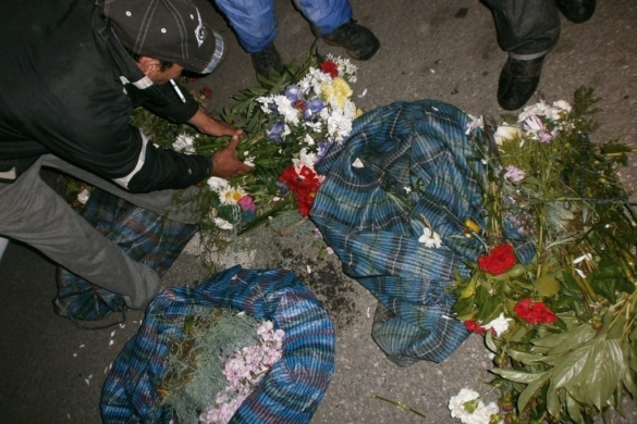 Prinși la furat de flori din cimitir