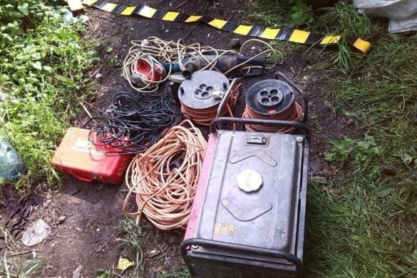 Tineri reţinuţi de poliţie după ce au furat unelte electrice în valore de 12.000 de lei