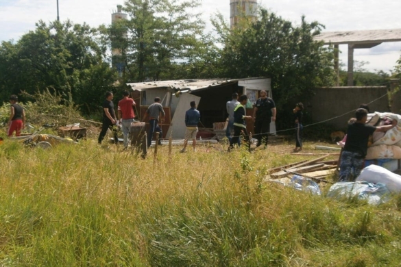 Robu, aflat în Extremul Orient, dă ordin Poliţiei Locale să facă ordine în fosta bază RATT din Calea Lipovei, plină de COLIBE şi BOSCHETARI! FOTO