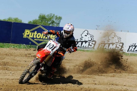„Valea lui Mihai Stoichescu”. Lugojeanul a câştigat în stil de mare campion prima etapă a naţionalului de Motocros