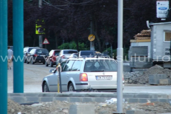 Nesimţiţii traficului de pe la noi! Un şofer a dat buzna pe şantierul „favorit” al lui Nicolae Robu, înaitea primarului FOTO