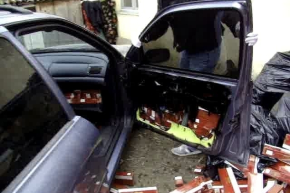 Mașină PLINĂ cu țigări de contrabandă, oprită în trafic, din ”GREȘEALĂ”, de polițiștii din Gătaia