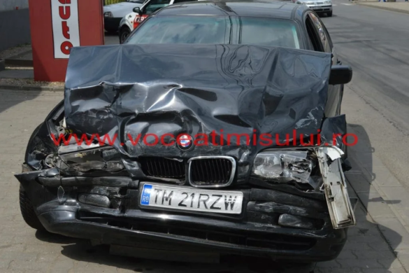 Accident VIOLENT la Timişoara. AMBULANŢĂ răsturnată după ce un BMW a lovit-o în plin, pe linia de tramvai FOTO+VIDEO