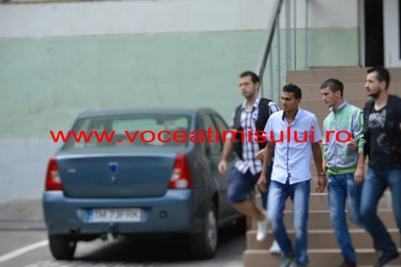 Doi tineri, reţinuţi de poliţişti după ce au SPART cinci apartamente din Timişoara. Vezi ce pagube au creat hoţii FOTO
