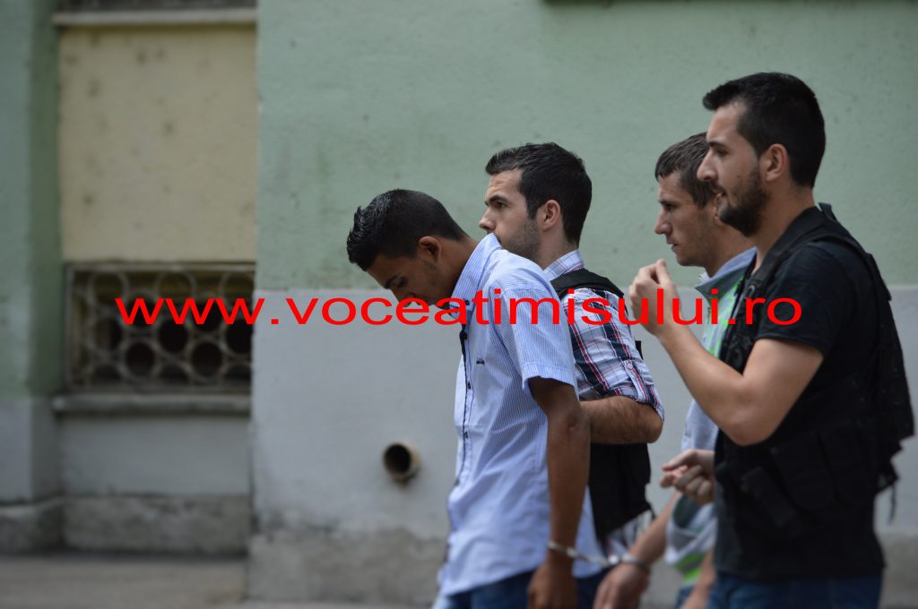 Doi tineri reţinuţi de poliţişti după ce au FURAT din cinci apartamente din Timişoara12 Doi tineri reţinuţi de poliţişti după ce au FURAT din cinci apartamente din Timişoara12