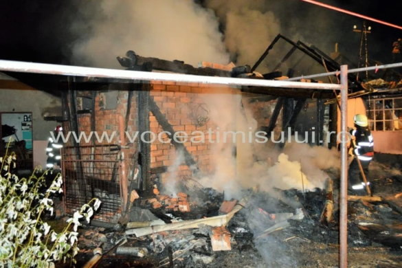 Incendiu DEVASTATOR la GHIRODA. O casă a fost distrusă ÎN TOTALITATE de flăcări FOTO+VIDEO