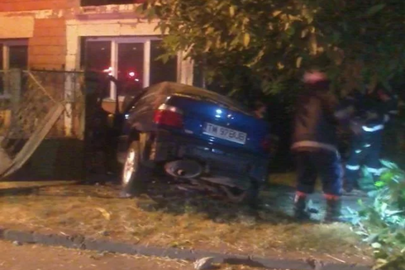 Lugojeancă de 24 de ani, beată la volan, a „accidentat” grav un stâlp şi gardul unei case la Timişoara. Tânăra este recidivistă!