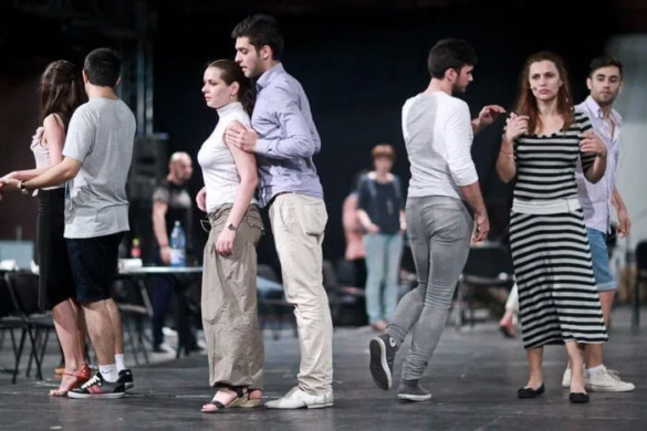 Ia-ţi pantofii de tango şi vino la teatru!