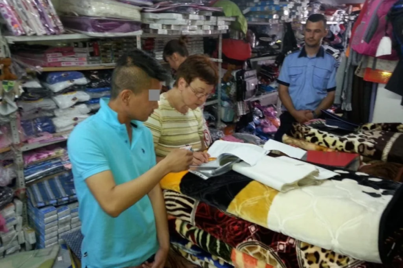 Zeci de firme din Timişoara, amendate de poliţişti, pentru că vindeau produse „piratate” sau pentru alte ilegalităţi FOTO