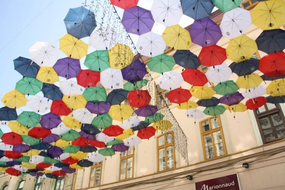 Succesul umbreluțelor colorate din Centrul Timișoarei le va păstra încă o lună pe „cerul” străzii Alba Iulia